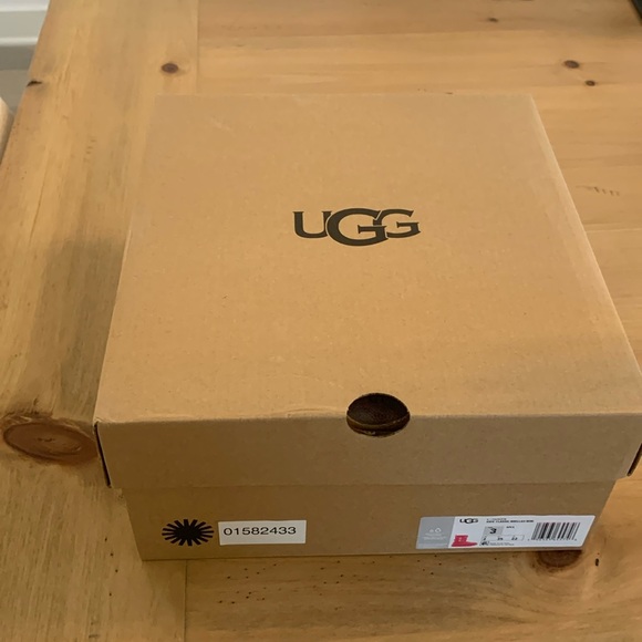 UGG® Kids Classic Brellah Mini Shearling Style hot pink size 3 NWT - Picture 5 of 9